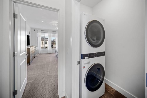 528 31 Street Nw, Calgary, AB - Indoor Photo Showing Laundry Room