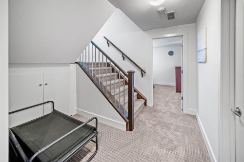 528 31 Street Nw, Calgary, AB - Indoor Photo Showing Other Room