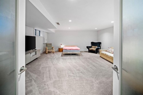 528 31 Street Nw, Calgary, AB - Indoor Photo Showing Other Room