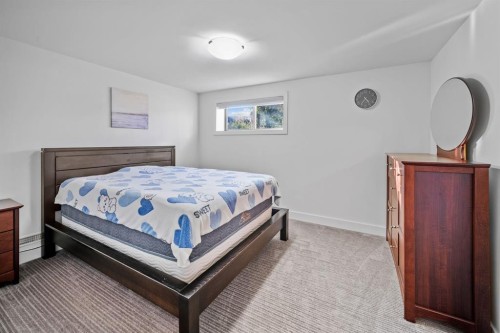 528 31 Street Nw, Calgary, AB - Indoor Photo Showing Bedroom