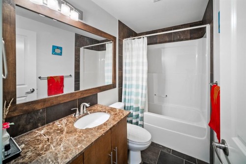 528 31 Street Nw, Calgary, AB - Indoor Photo Showing Bathroom