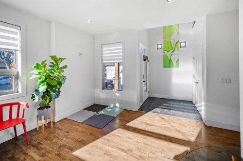 528 31 Street Nw, Calgary, AB - Indoor Photo Showing Other Room