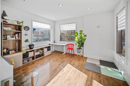 528 31 Street Nw, Calgary, AB - Indoor Photo Showing Other Room