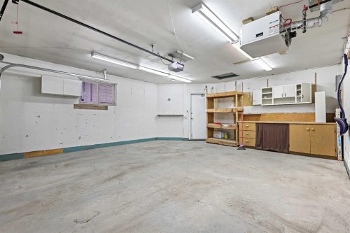 128 Ventura Way Ne, Calgary, AB - Indoor Photo Showing Garage