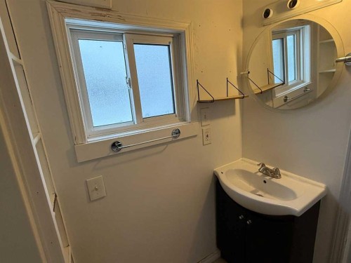 223 2 Street North, Vulcan, AB - Indoor Photo Showing Bathroom