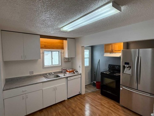 223 2 Street North, Vulcan, AB - Indoor Photo Showing Kitchen