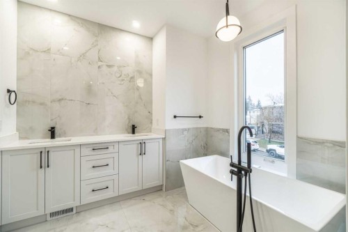 3513 42 Street Sw, Calgary, AB - Indoor Photo Showing Bathroom