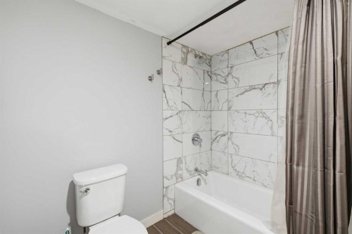 348 Powell Street, Cochrane, AB - Indoor Photo Showing Bathroom