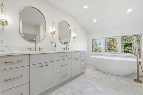 1016 Mapleglade Drive Se, Calgary, AB - Indoor Photo Showing Bathroom