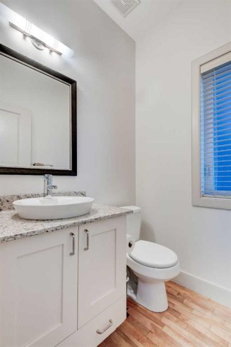 1410 26A Street Sw, Calgary, AB - Indoor Photo Showing Bathroom