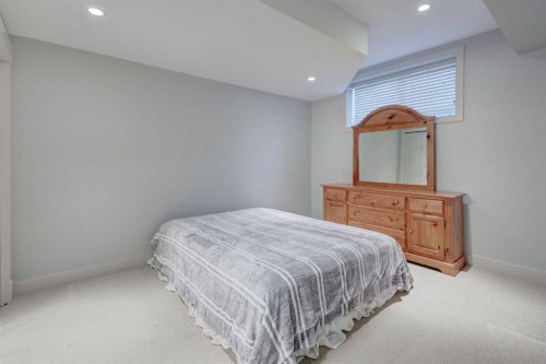 1410 26A Street Sw, Calgary, AB - Indoor Photo Showing Bedroom