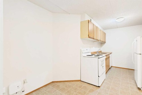 212-5204 Dalton Drive Nw, Calgary, AB - Indoor Photo Showing Kitchen