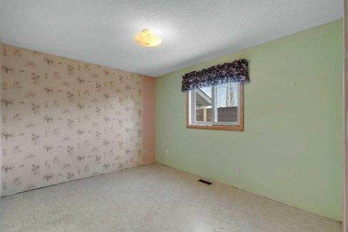 12 Hawkland Crescent Nw, Calgary, AB - Indoor Photo Showing Other Room
