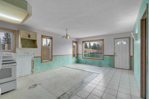 12 Hawkland Crescent Nw, Calgary, AB - Indoor Photo Showing Kitchen