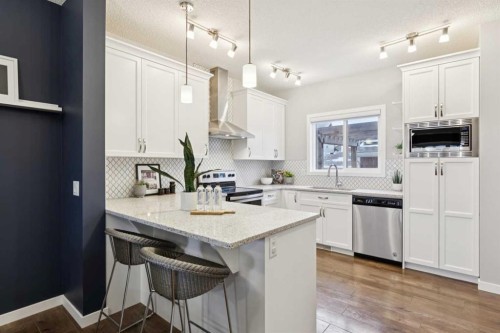 98 Magnolia Square Se, Calgary, AB - Indoor Photo Showing Kitchen With Upgraded Kitchen