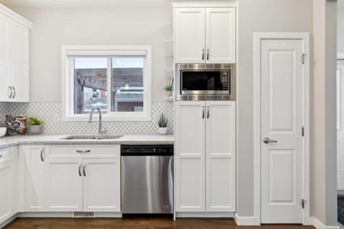 98 Magnolia Square Se, Calgary, AB - Indoor Photo Showing Kitchen