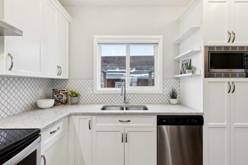 98 Magnolia Square Se, Calgary, AB - Indoor Photo Showing Kitchen