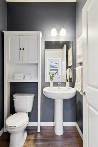 98 Magnolia Square Se, Calgary, AB - Indoor Photo Showing Bathroom
