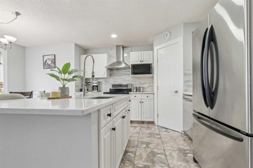 206 Bridlecreek Green Sw, Calgary, AB - Indoor Photo Showing Kitchen With Upgraded Kitchen