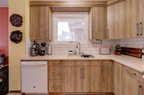136 Templeby Place Ne, Calgary, AB - Indoor Photo Showing Kitchen