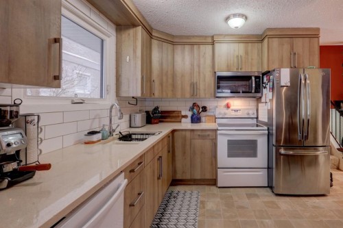 136 Templeby Place Ne, Calgary, AB - Indoor Photo Showing Kitchen