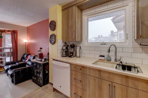 136 Templeby Place Ne, Calgary, AB - Indoor Photo Showing Kitchen