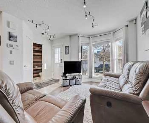 7 Prestwick Crescent Se, Calgary, AB - Indoor Photo Showing Living Room