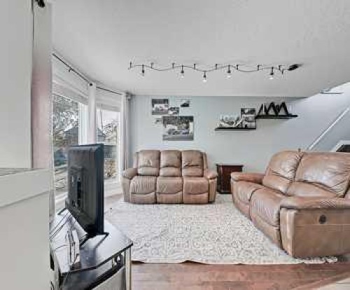 7 Prestwick Crescent Se, Calgary, AB - Indoor Photo Showing Living Room