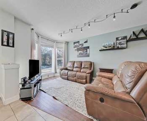 7 Prestwick Crescent Se, Calgary, AB - Indoor Photo Showing Living Room