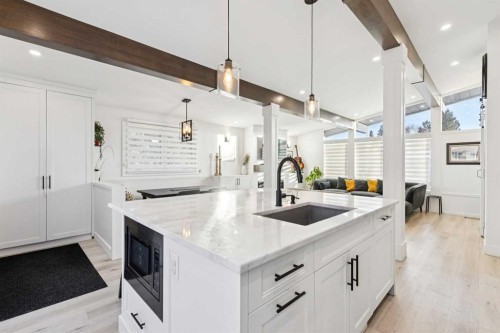 412 88 Avenue Se, Calgary, AB - Indoor Photo Showing Kitchen With Upgraded Kitchen