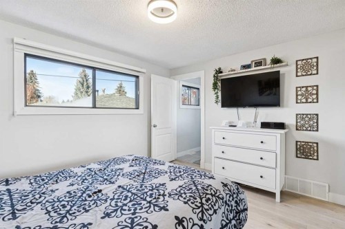 412 88 Avenue Se, Calgary, AB - Indoor Photo Showing Bedroom