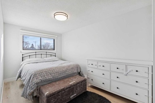 412 88 Avenue Se, Calgary, AB - Indoor Photo Showing Bedroom