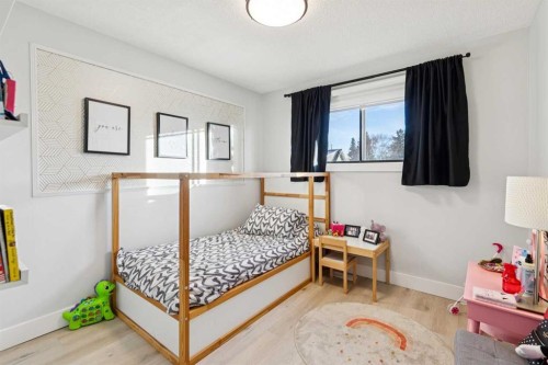 412 88 Avenue Se, Calgary, AB - Indoor Photo Showing Bedroom
