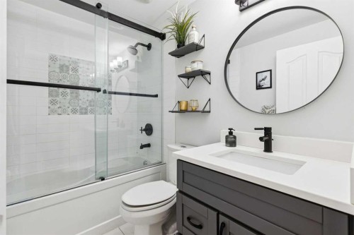 412 88 Avenue Se, Calgary, AB - Indoor Photo Showing Bathroom