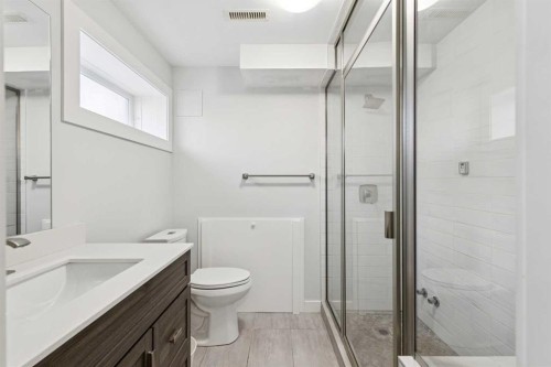 412 88 Avenue Se, Calgary, AB - Indoor Photo Showing Bathroom