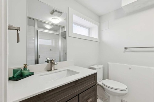 412 88 Avenue Se, Calgary, AB - Indoor Photo Showing Bathroom
