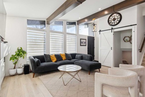 412 88 Avenue Se, Calgary, AB - Indoor Photo Showing Living Room