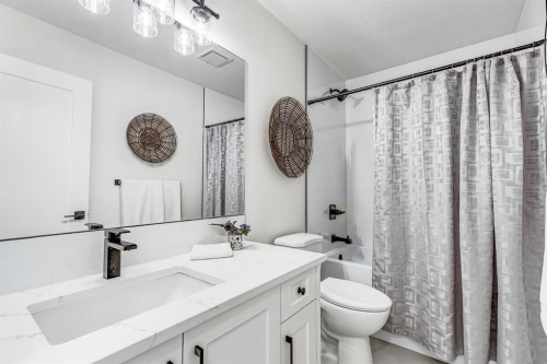 714 Mandalay Link, Carstairs, AB - Indoor Photo Showing Bathroom