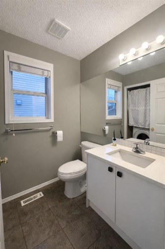 119 Country Hills Heights Nw, Calgary, AB - Indoor Photo Showing Bathroom