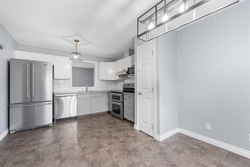 118 Copperfield Lane Se, Calgary, AB - Indoor Photo Showing Kitchen