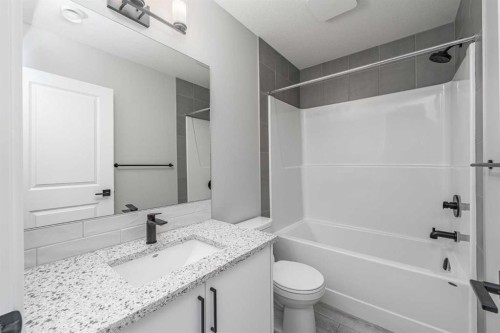 89 Magnolia Grove Se, Calgary, AB - Indoor Photo Showing Bathroom