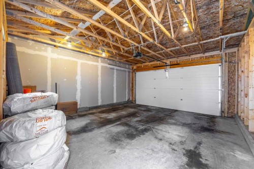 89 Magnolia Grove Se, Calgary, AB - Indoor Photo Showing Garage