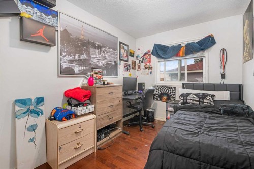 268 Madeira Place Ne, Calgary, AB - Indoor Photo Showing Bedroom