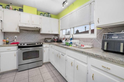 268 Madeira Place Ne, Calgary, AB - Indoor Photo Showing Kitchen