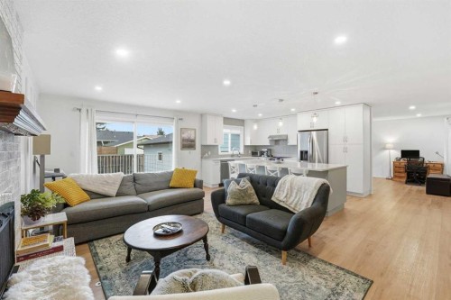 60 Sunmount Close Se, Calgary, AB - Indoor Photo Showing Living Room