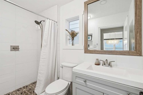 2514 16A Street Sw, Calgary, AB - Indoor Photo Showing Bathroom
