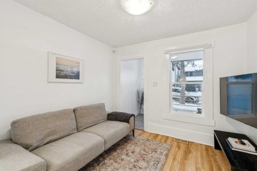 2514 16A Street Sw, Calgary, AB - Indoor Photo Showing Living Room