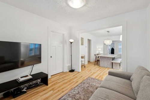 2514 16A Street Sw, Calgary, AB - Indoor Photo Showing Living Room