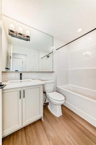 103-30 Rochester View Nw, Calgary, AB - Indoor Photo Showing Bathroom