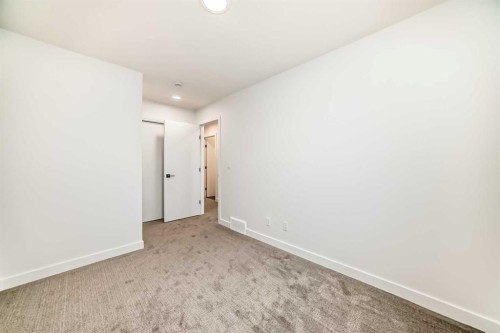 103-30 Rochester View Nw, Calgary, AB - Indoor Photo Showing Other Room